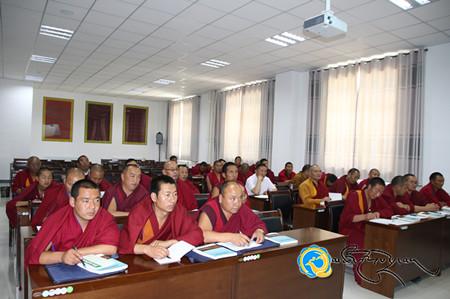 མཚོ་ལྷོ་ཁུལ2017ལོའི་བོད་བརྒྱུད་ནང་བསྟན་དགོན་པའི་དཔེ་ཁྲིད་དགེ་རྒན་ཟབ་སྦྱོང་འཛིན་གྲྭ་འཚོགས་པ།