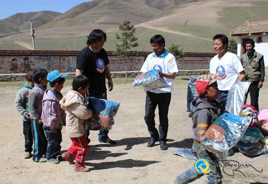 ས་ནག་གཞས་ཚོགས་ཀྱིས་བསང་ཆུ་རྫོང་འབོ་ར་ཡུལ་ཚོའི་སློབ་ཆུང་སློབ་མར་དྲོད་ཁོལ་སྐྱེལ་བ།