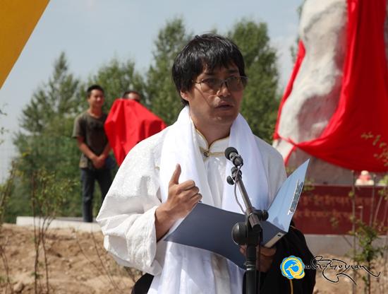 མཚོ་སྔོན་གློག་བརྙན་འཕྲིན་ཡུལ་ལྗོངས་པར་ལེན་རྟེན་གཞིའི་སྒོ་བྱང་འགེལ་བ་དང《འབྲི་མོ་དུང་ཆུང་དཀར་མོ》ཕབ་པ།