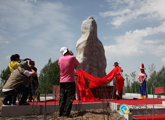 མཚོ་སྔོན་གློག་བརྙན་འཕྲིན་ཡུལ་ལྗོངས་པར་ལེན་རྟེན་གཞིའི་སྒོ་བྱང་འགེལ་བ་དང《འབྲི་མོ་དུང་ཆུང་དཀར་མོ》ཕབ་པ།