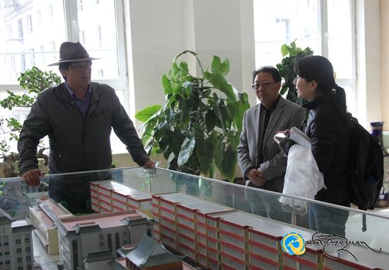 འབུམ་རམས་པ་ཁྱེན་དབྱིན་གྱིས་མཚོ་ལྷོ་རུ་བོད་ཀྱི་སྐད་གཉིས་རྩོམ་རིག་གསར་རྩོམ་སོགས་ཀྱི་ཐད་རྟོག་ཞིབ་བྱས།