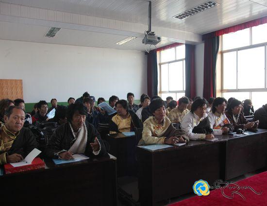 མཚོ་ལྷོ་ཁུལ་གྱིས་སྒྲ་སྙན་རྡུང་ལེན་ཟབ་སྦྱོང་འཛིན་གྲྭ་སྐབས་དང་པོ་བསྡུས་པ།