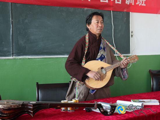 མཚོ་ལྷོ་ཁུལ་གྱིས་སྒྲ་སྙན་རྡུང་ལེན་ཟབ་སྦྱོང་འཛིན་གྲྭ་སྐབས་དང་པོ་བསྡུས་པ།