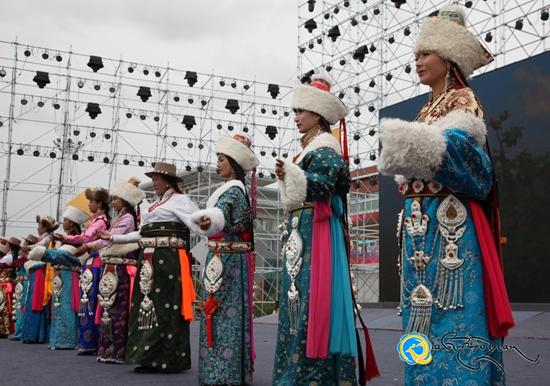 མཚོ་ལྷོ་ཁུལ་གྱི་རྒྱན་གོས་རིག་གནས་དུས་ཆེན་དུ་ཁྲི་ཀའི་ཡུལ་གྱི་འཁྲབ་སྟོན་སྤེལ་བ།