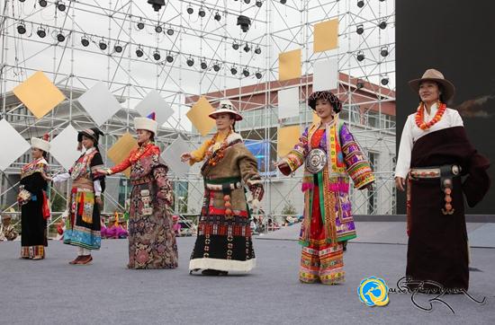 མཚོ་ལྷོའི་རྒྱན་གོས་རིག་གནས་དུས་ཆེན་དུ་ཁྲི་ཀའི་ཡུལ་གྱི་འཁྲབ་སྟོན་སྤེལ་བ།