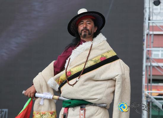 མཚོ་ལྷོ་ཁུལ་གྱི་རྒྱན་གོས་རིག་གནས་དུས་ཆེན་དུ་ཡུལ་ཤུལ་དང་འབའ་རྫོང་གི་རྒྱན་གོས་འཁྲབ་སྟོན་སྤེལ་བ།