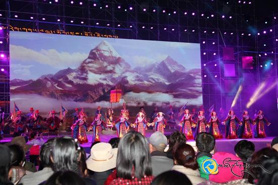 བོད་ཀྱི་གླུ་གར་ཆེན་མོ《གསེར་གྱི་ཉི་ཟླ》མཚོ་ལྷོ་ཁུལ་དུ་འཁྲབ་སྟོན་གནང་བ།