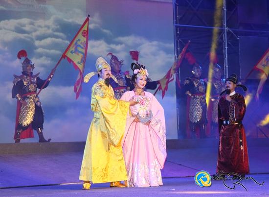 བོད་ཀྱི་གླུ་གར་ཆེན་མོ《གསེར་གྱི་ཉི་ཟླ》མཚོ་ལྷོ་ཁུལ་དུ་འཁྲབ་སྟོན་གནང་བ།