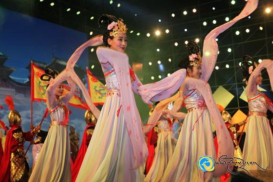 བོད་ཀྱི་གླུ་གར་ཆེན་མོ《གསེར་གྱི་ཉི་ཟླ》མཚོ་ལྷོ་ཁུལ་དུ་འཁྲབ་སྟོན་གནང་བ།