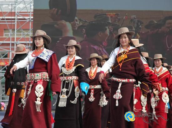 མཚོ་ལྷོ་ཁུལ་གྱི་རྒྱན་གོས་དུས་ཆེན་དུ་བྲག་དཀར་རྫོང་དང་མང་རྫོང་གིས་རྒྱན་གོས་འཁྲབ་སྟོན་བྱས།