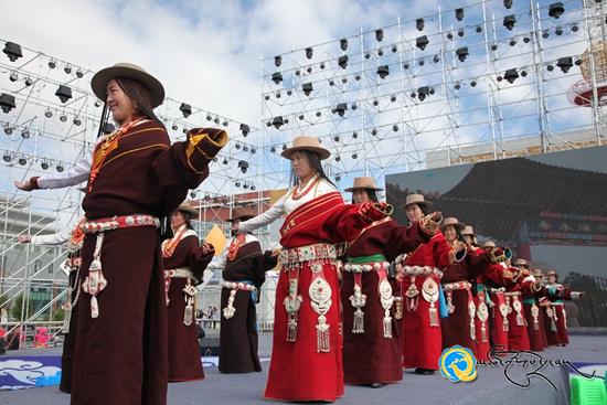 མཚོ་ལྷོ་ཁུལ་གྱི་རྒྱན་གོས་དུས་ཆེན་དུ་བྲག་དཀར་རྫོང་དང་མང་རྫོང་གིས་རྒྱན་གོས་འཁྲབ་སྟོན་བྱས།