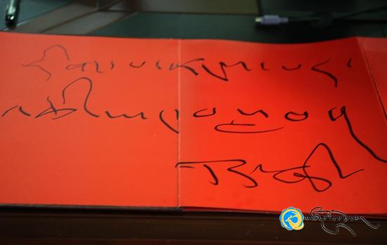 དགེ་རྒན་ཆེན་མོ་དོར་ཞི་མཆོག་གིས་མཚོ་ལྷོ་ཁུལ་དུ་རྒྱ་ཆེའི་དགེ་སློབ་ཀུན་ལ་ཆེད་དོན་སློབ་ཁྲིད་གནང་།