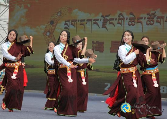 བྲག་དཀར་རྫོང་གི་རྒྱན་གོས་འཁྲབ་སྟོན།