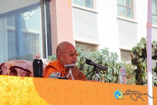 དགེ་རྒན་ཆེན་མོ་དོར་ཞི་མཆོག་གིས་མཚོ་ལྷོ་ཁུལ་དུ་རྒྱ་ཆེའི་དགེ་སློབ་ཀུན་ལ་ཆེད་དོན་སློབ་ཁྲིད་གནང་།