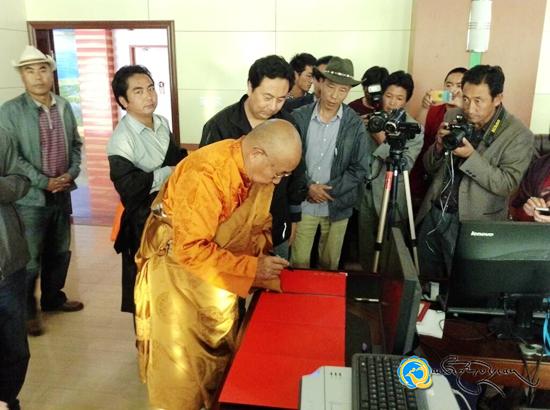 དགེ་རྒན་ཆེན་མོ་དོར་ཞི་མཆོག་གིས་མཚོ་ལྷོ་ཁུལ་དུ་རྒྱ་ཆེའི་དགེ་སློབ་ཀུན་ལ་ཆེད་དོན་སློབ་ཁྲིད་གནང་།