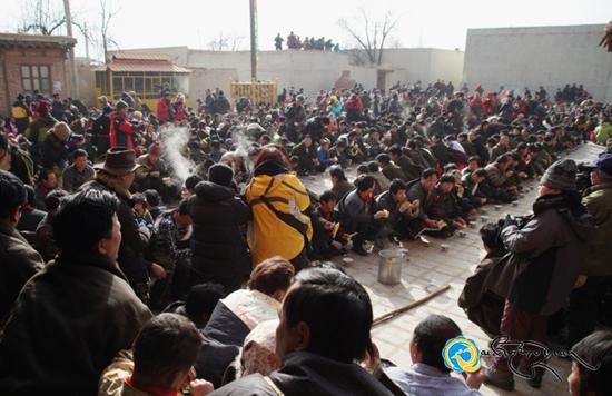 རེབ་གོང་གཉན་ཐོག་ཡུལ་ཚོའི་སྒོ་དམར་དགོན་དུ་སྨོན་ལམ་གྱི་དམངས་ཇ་ལྡུད་པ།