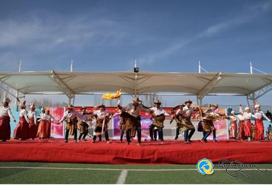གསེར་ཆེན་རྫོང་མི་རིགས་སློབ་འབྲིང་གིས་དམངས་ཁྲོད་རིག་རྩལ་འཁྲབ་སྟོན་སྤེལ་བ།