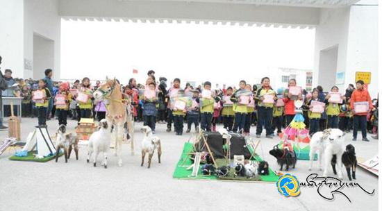 ཐེམ་ཆེན་རྫོང་མི་རིགས་སློབ་ཆུང་གཉིས་པས་སྲོལ་རྒྱུན་ལག་ཤེས་མཛེས་རྩལ་འགྲན་སྡུར་གྱི་བྱ་འགུལ་སྤེལ་བ།