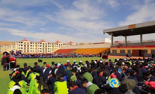 མཚོ་ལྷོ་ཁུལ་མི་རིགས་མཐོ་རིམ་སློབ་འབྲིང་གསུམ་པས་འཛམ་གླིང་དཔེ་ཀློག་ཉིན་མོ་བསུས་པ།