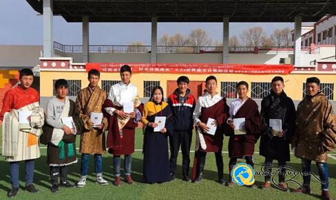 མཚོ་ལྷོ་ཁུལ་མི་རིགས་མཐོ་རིམ་སློབ་འབྲིང་གསུམ་པས་འཛམ་གླིང་དཔེ་ཀློག་ཉིན་མོ་བསུས་པ།