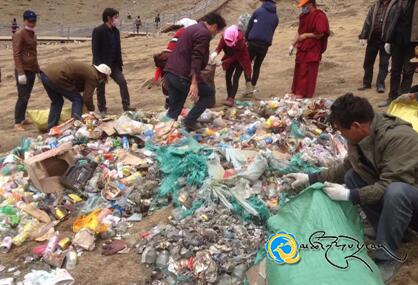 དར་མཚོ་རྫོང་གིས་དམངས་ཁྲོད་ཀྱི་ཁོར་ཡུག་གཙང་སྦྲ་ཚོགས་པར་གཟེངས་བསྟོད་ཚོགས་འདུ་བསྡུས་པ།
