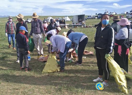མགོ་མང་སྤྱི་ཕན་ཁོར་ཡུག་གཙང་སྦྲ་བཅོས་སྐྱོང་མཐུན་ཚོགས་ཀྱིས་གད་སྙིགས་བཏུས་ཏེ་ཁོར་ཡུག་སྲུང་སྐྱོབ་བྱས།