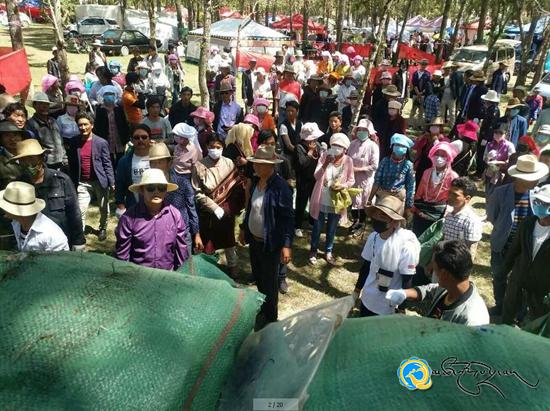 མགོ་མང་སྤྱི་ཕན་ཁོར་ཡུག་གཙང་སྦྲ་བཅོས་སྐྱོང་མཐུན་ཚོགས་ཀྱིས་གད་སྙིགས་བཏུས་ཏེ་ཁོར་ཡུག་སྲུང་སྐྱོབ་བྱས།
