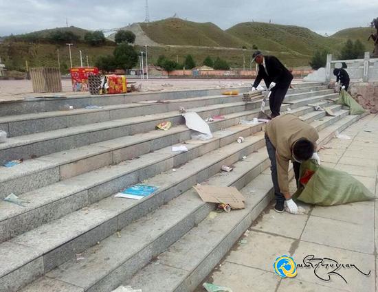 མགོ་མང་སྤྱི་ཕན་ཁོར་ཡུག་གཙང་སྦྲ་བཅོས་སྐྱོང་མཐུན་ཚོགས་ཀྱིས་གད་སྙིགས་བཏུས་ཏེ་ཁོར་ཡུག་སྲུང་སྐྱོབ་བྱས།