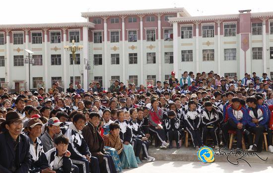 མཚོ་ལྷོ་ཁུལ་མི་རིགས་མཐོ་འབྲིང་དང་པོར་བསྡུས་གྲྭའི་རིགས་ལམ་འགྲན་བསྡུར་གྱི་བྱེད་སྒོ་སྤེལ་བ།