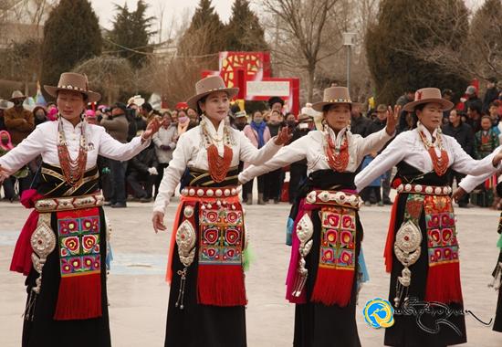 མཚོ་ལྷོ་ཁུལ་ཁྲི་ཀ་རྫོང་དུ2016ལོའི་ལོ་སར་གྱི་བོད་ཀྱི་གྱོན་གོས་འཁྲབ་སྟོན་སྤེལ་བ།