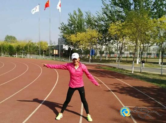 ཆོས་སྐྱིད་སྒྲོལ་མ་ཁ་ཐར་ཏེ་ཧའི་ཡ་གླིང་ན་གཞོན་མཆོང་རྒྱུག་འགྲན་སྡུར་ལ་ཞུགས་རྒྱུ་ཡིན་པ།