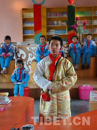 ལྷ་སའི་སློབ་ཆུང་དང་པོ་རུ་ང་དཔེ་ཀློག་ལ་དགའ་ཞེས་པའི་གཏམ་བཤད་འགྲན་སྡུར་སྤེལ་པ།