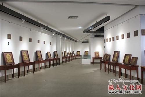 《ཟངས་ལས་བྱུང་བའི་བྱིན་མཐུ》ཞེས་པའི་ནང་བསྟན་འབུར་བརྐོས་སྒྱུ་རྩལ་འགྲེམ་སྟོན་བྱེད་འགོ་ཚུགས་པ།