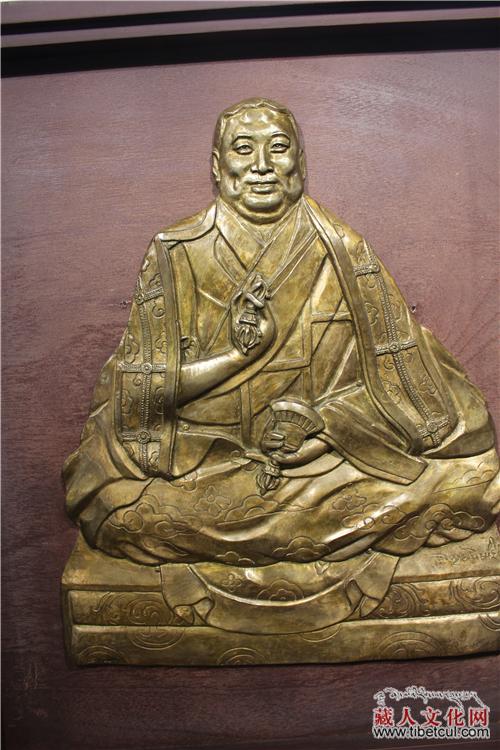 《ཟངས་ལས་བྱུང་བའི་བྱིན་མཐུ》ཞེས་པའི་ནང་བསྟན་འབུར་བརྐོས་སྒྱུ་རྩལ་འགྲེམ་སྟོན་བྱེད་འགོ་ཚུགས་པ།