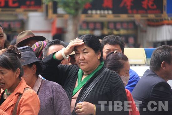 ཡུལ་སོ་སོའི་མཐོ་འབྲིང་སློབ་མ་རྣམས་མཐོ་རྒྱུགས་ལ་བྲེལ་བཞིན་པ།