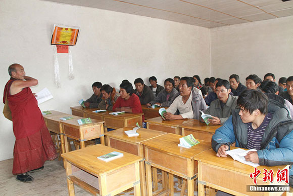 ཀན་ལྷོའི་རི་ཁྲོད་དུ་གནས་པའི་རྨོངས་སེལ་བཙུན་པ།