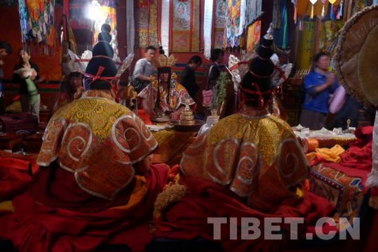 བོད་ལུགས་ཀྱི་ཟླ་དྲུག་པའི་ཚེས་བཞིའི་ཆོས་སྐོར་དུས་ཆེན་རོལ་བ།