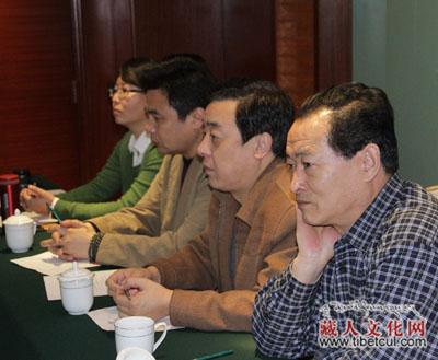 གྲངས་ཉུང་མི་རིགས་ཀྱི་རྩོམ་རིག་བྱ་བའི་རྟོག་ཞིབ་ཚོགས་འདུ་ཟི་ལིང་དུ་བསྡུས་པ།