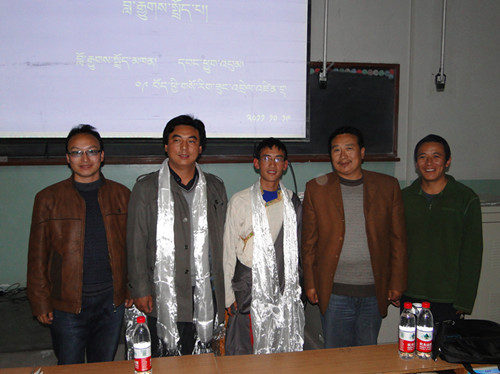 མཚོ་སྔོན་མི་རིགས་སློབ་ཆེན་གྱི་སློབ་མ་དབང་ཕྱུག་འབུམ་གྱིས་རྩ་རྒྱུད་དང་བཤད་རྒྱུད་བློ་རྒྱུགས་སྤྲད་པ།