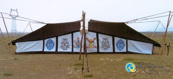 དུང་རི་མི་རིགས་མཁོ་ཆས་བཟོ་གྲྭས་བོད་ཀྱི་ལག་ཤེས་བཟོ་ལས་འཛིན་སྤེལ་བྱེད་བཞིན་པ།