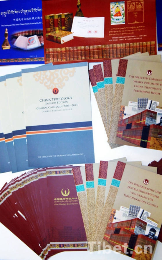 ཀྲུང་གོའི་བོད་རིག་པ་དཔེ་སྐྲུན་ཁང་ཧྥ་ལན་ཁུ་ཧྥོའི་དཔེ་དེབ་འགྲེམ་སྟོན་སྟེང་ཞུགས་པ།