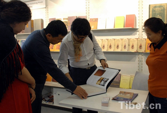 ཀྲུང་གོའི་བོད་རིག་པ་དཔེ་སྐྲུན་ཁང་ཧྥ་ལན་ཁུ་ཧྥོའི་དཔེ་དེབ་འགྲེམ་སྟོན་སྟེང་ཞུགས་པ།