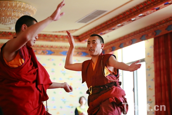 中级学衔辩经考试现场