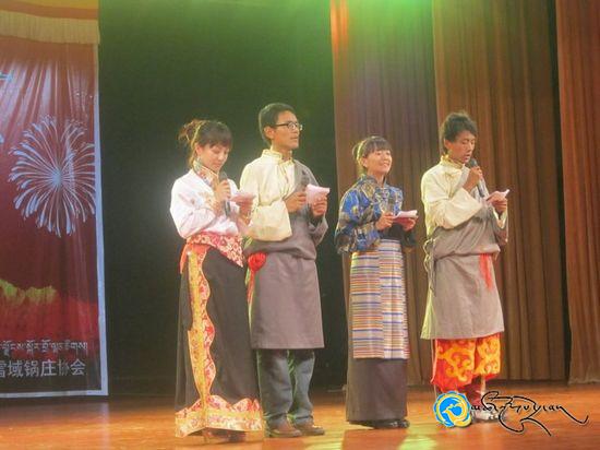 པེ་ཅིང་དགེ་ཐོན་སློབ་ཆེན་དུ་སྐོར་བྲོའི་དགོང་ཚོགས་ཚོགས་པ།