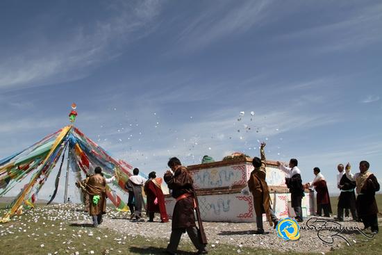 མཚོ་སྔོན་པོ་གཡས་རུ་གཡོན་རུ་གེ་སྒྲུང་འཁྲབ་བཤད་ཚོགས་འདུ་ཐོག་དང་པོ་མཚོ་སྔོན་པོ་འགྲམ་རྒྱུད་དུ་བསྡུས་པ།