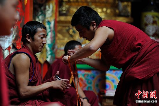 བདེ་ཆེན་བོད་བརྒྱུད་ནང་བསྟན་ཡན་ལག་སློབ་གླིང་དུ་རྟགས་གསལ་གཏོང་བའི་བྱེད་སྒོ་སྤེལ་བ།