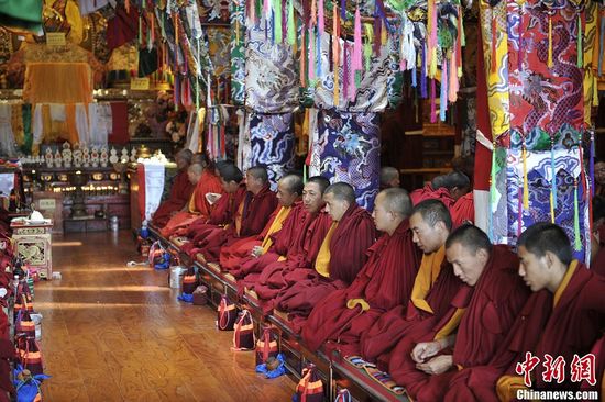 སུམ་རྩེན་གླིང་གི་གྲྭ་བཙུན་རྣམས་ཀྱིས་ས་འགུལ་གནོད་ཐེབས་ས་ཁུལ་ལ་སྨོན་ལམ་བཏབ་པ།