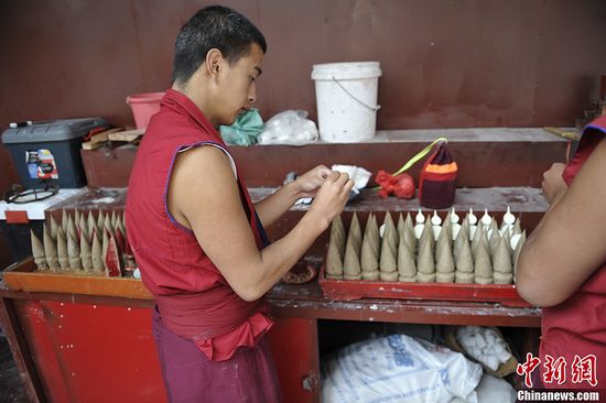 སུམ་རྩེན་གླིང་གི་གྲྭ་བཙུན་རྣམས་ཀྱིས་ས་འགུལ་གནོད་ཐེབས་ས་ཁུལ་ལ་སྨོན་ལམ་བཏབ་པ།