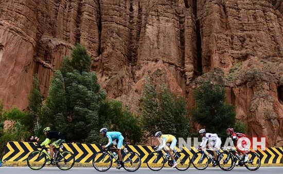 མཚོ་བསྐོར་རྒྱལ་སྤྱིའི་གཞུང་ལམ་ལྕགས་རྟ་འགྲན་རྒྱུག་གི་རྒྱུག་མཚམས་གཉིས་པའི་འགྲན་སྡུར་སྤེལ་བ།