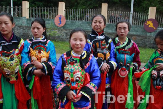 གཟི་རྩ་སྡེ་དགུའི་སློབ་ཆུང་དུ་ཞབས་བྲོའི་བསླབ་ཚན་བཀར་ནས་བོད་མིའི་རིག་གནས་རྒྱུན་འཛིན་བྱེད་པ།